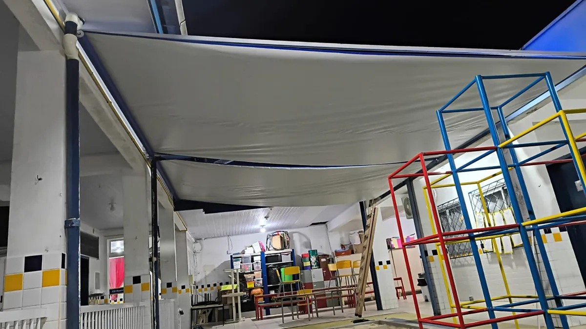Cobertura retrátil em lona sobre o pátio de uma escola