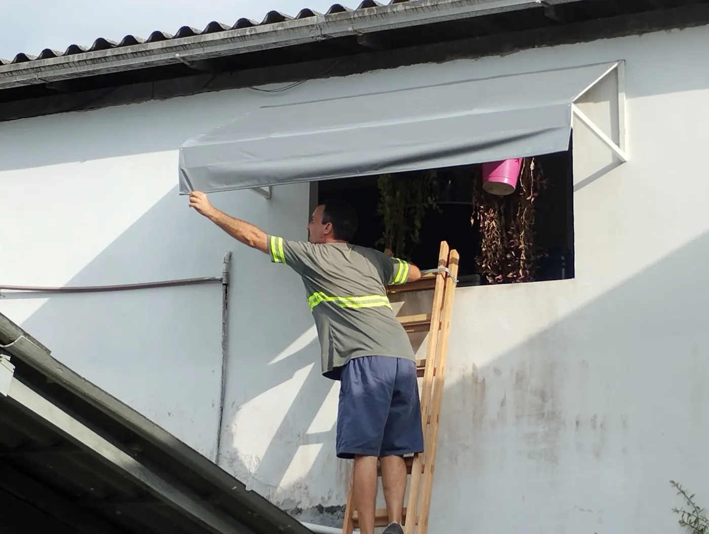 Instalação de toldo em janela, obra da Tecno Toldos e Lonas