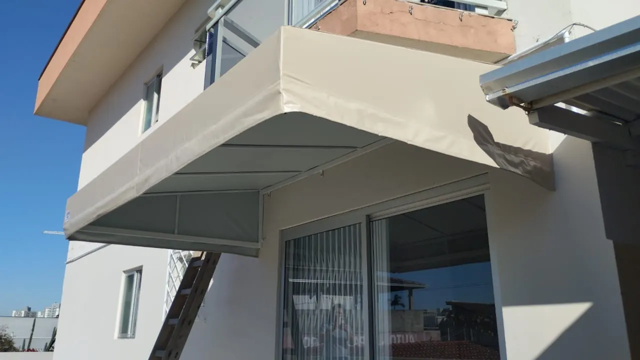 Toldo bege em sobrado, obra da Tecno Toldos e Lonas