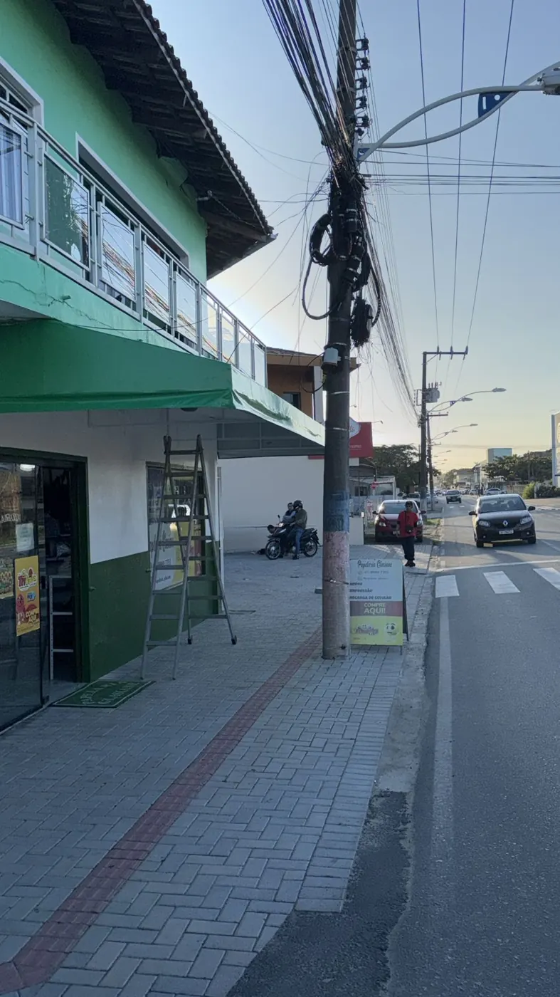 Toldo em prédio comercial, obra da Tecno Toldos e Lonas
